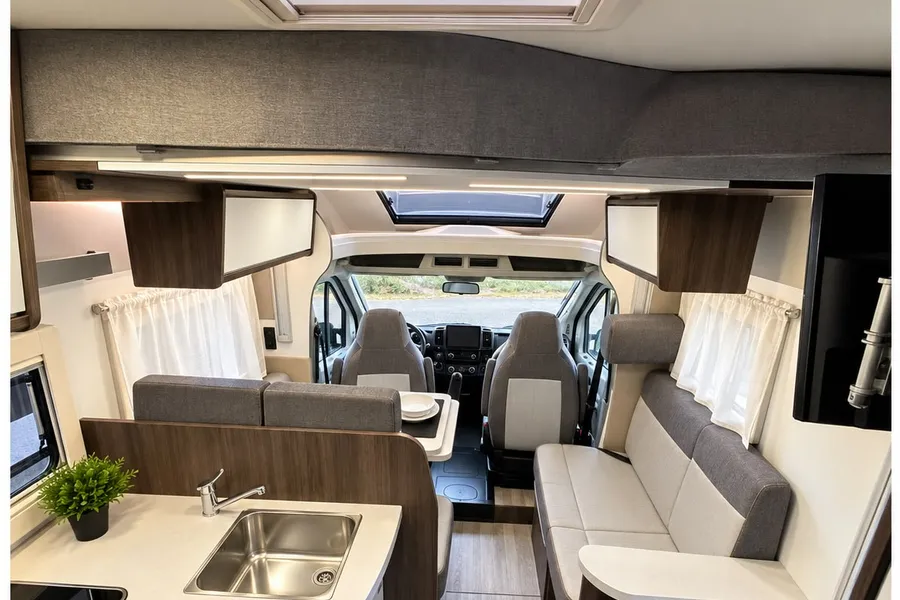 Interior de l'autocaravana: sala i cuina vistes cap a la cabina