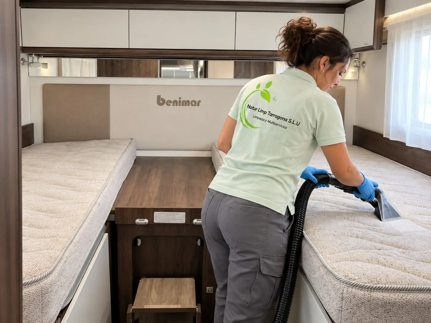 Empleada de Natur Limp aspirant un matalàs amb equip específic per a àcars