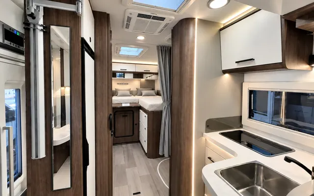 Interior de l'autocaravana NaturGo acabat de netejar i higienitzar